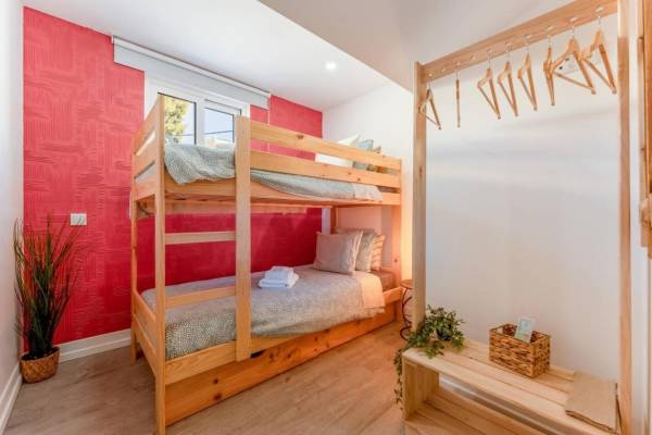 Doppelstockzimmer mit 2 Betten, Privates Badezimmer außen.